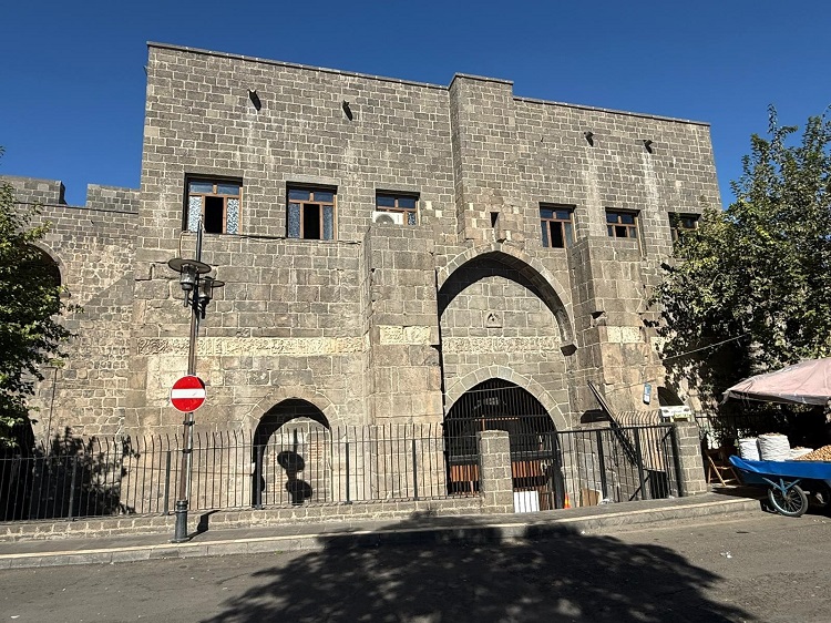 Diyarbakır’daki 1000 Yıllık Camide 3 Yıldır Abdest Alacak Yer Yok! (1)