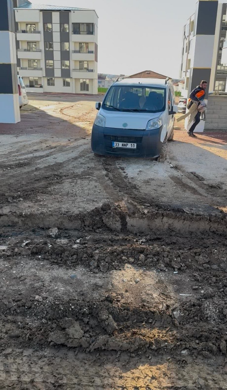 Diyarbakır’ın Ilçesinde ‘Çamur Çilesi’ Ulaşım Kabusu Yaşanıyor!-1