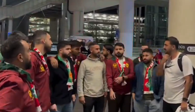 Kupada Hüsran, Ligde Moral Desteği! Amedspor İzmir'de Taraftarla Kucaklaştı
