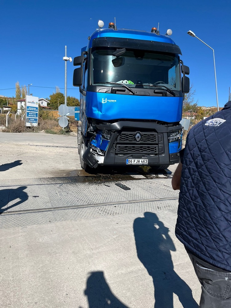 Malatya’da Kaza Yaşandı Tren Tir’a Çarptı! (1)