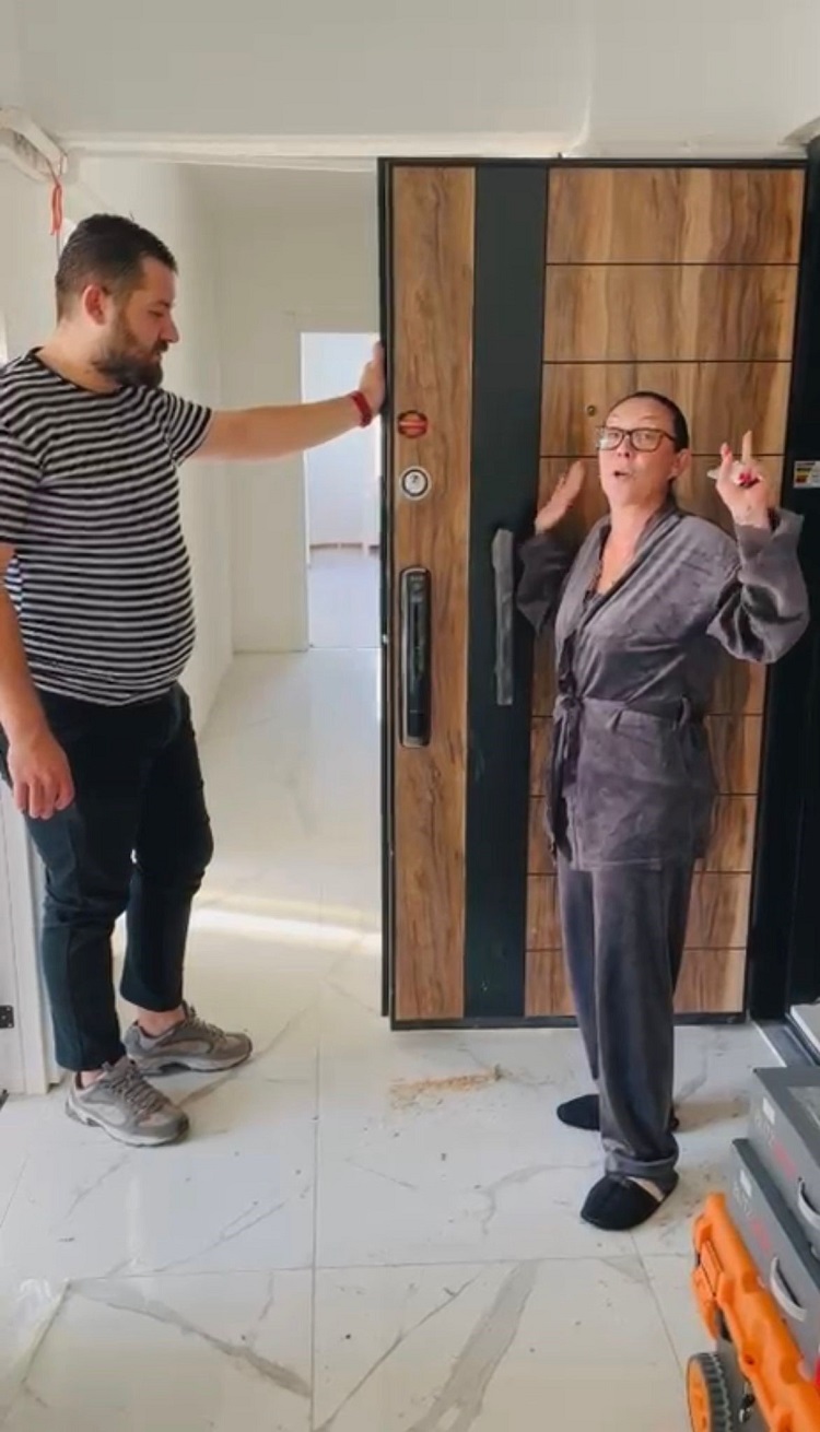 Şarkıcı Mehmet Çevik'ten Güllü Açıklaması Akıllı Kilit Benim Hediyemdi!” (1)