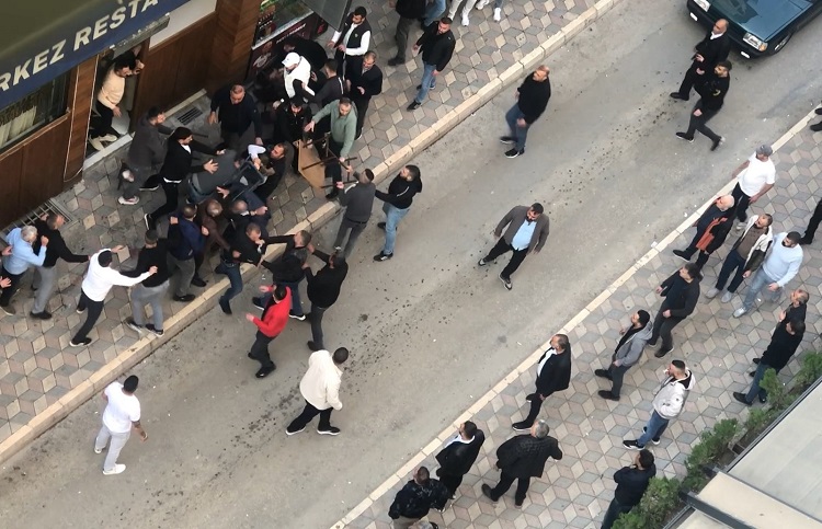 Sokak Ortasında Film Gibi Kavga! Elazığ'da Iki Grup Birbirine Girdi, Masalar Mermi Gibi Fırlatıldı (2)