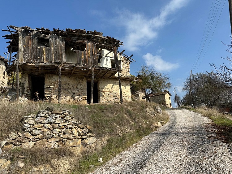 450 Yıllık Köyde Şimdi 4 Kişi Yaşıyor Resmen Hayalet Köye Döndü!-1