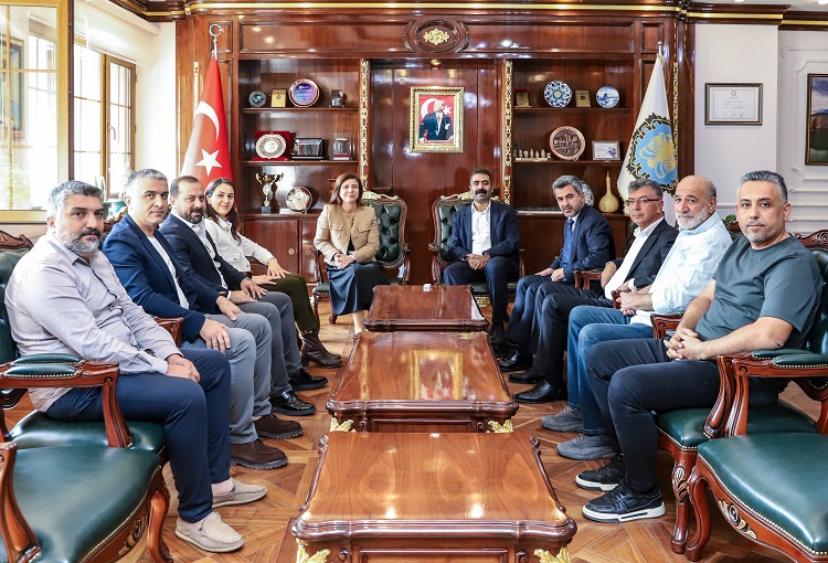 Amedspor’dan Büyükşehir’e Ziyaret Forma Takdim Etti!-1