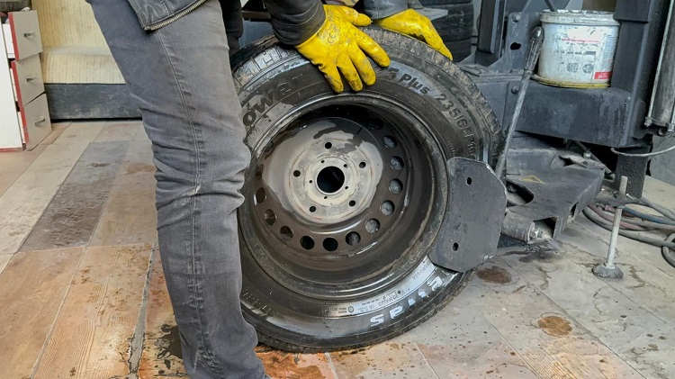Araç Sahiplerine Uyarı Diyarbakır’ın Yolları O Lastiği Kabul Etmiyor! (1)