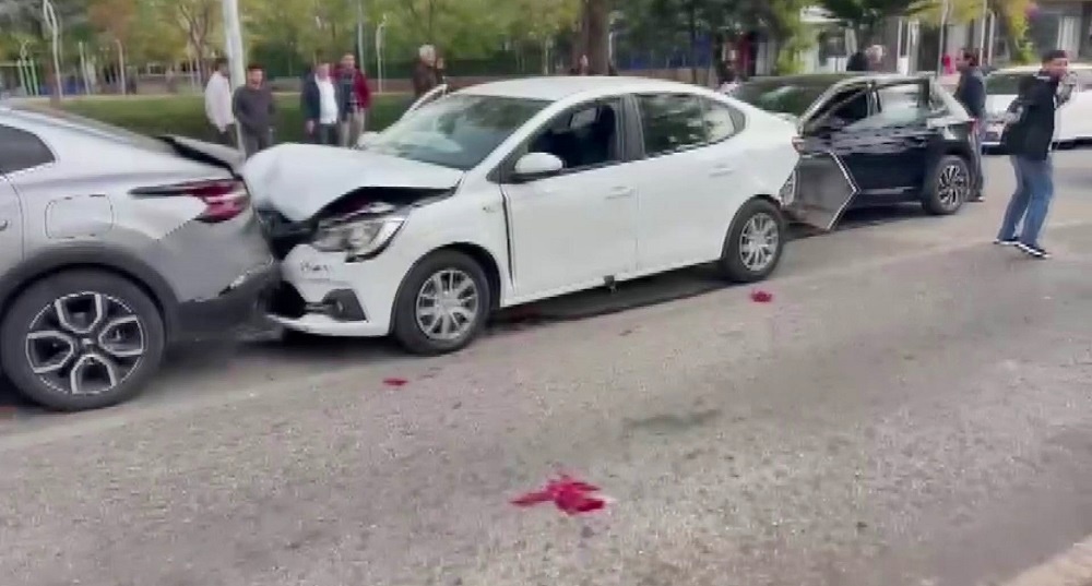 Diyarbakır'da 3 Araç Arka Arkaya Çarpıştı Yaralılar Var!