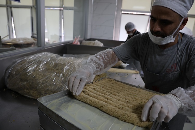 Diyarbakır’da 41. Yılını Kutlayan Tatlı Firması Fiyatları Yarıya Düşürdü! (2)