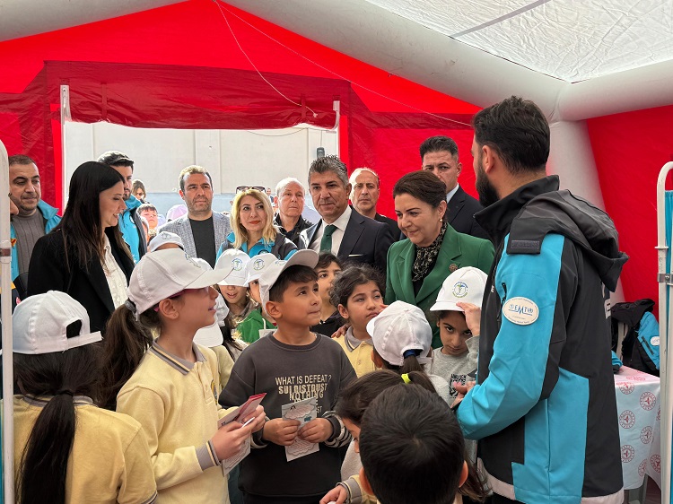 Diyarbakır’da Öğrencilere ‘Sağlık Elçisi’ Rozeti Verildi (2)