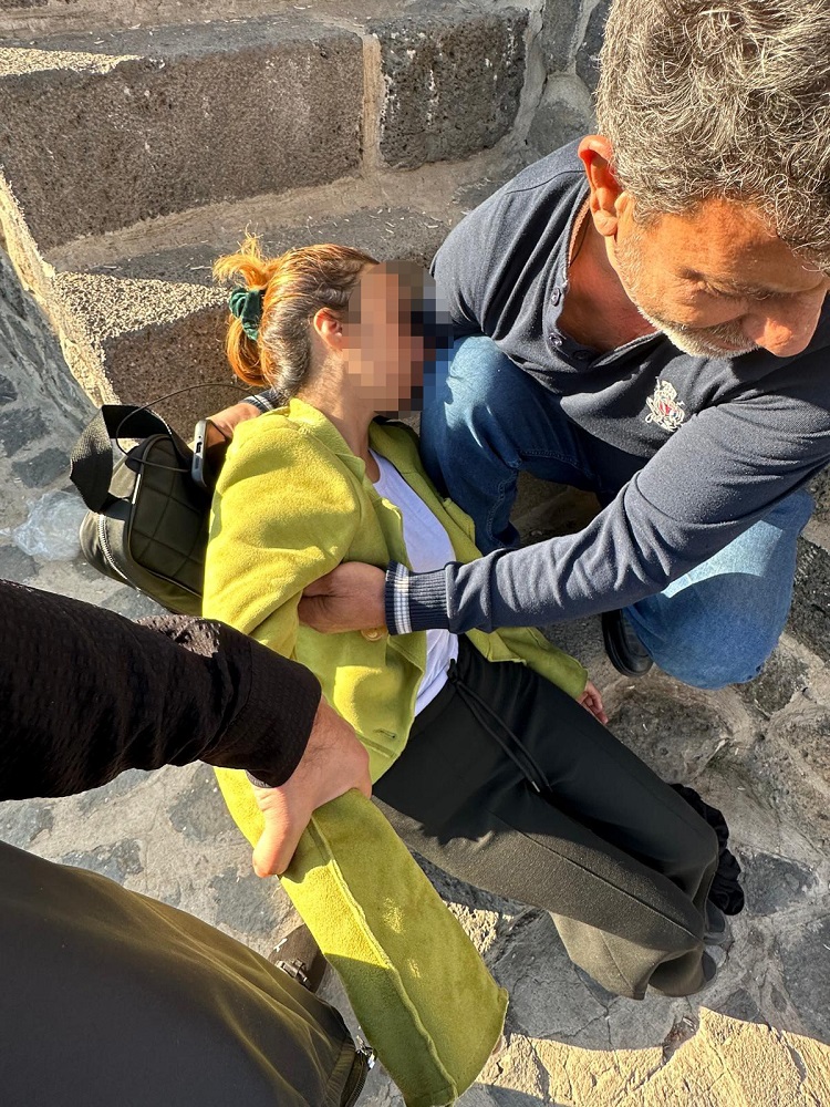 Diyarbakır’da Surlardan Atlamak Istedi Belediye Ekipleri Ikna Etti! (1)-1