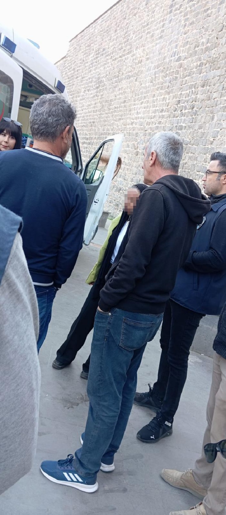 Diyarbakır’da Surlardan Atlamak Istedi Belediye Ekipleri Ikna Etti! (2)