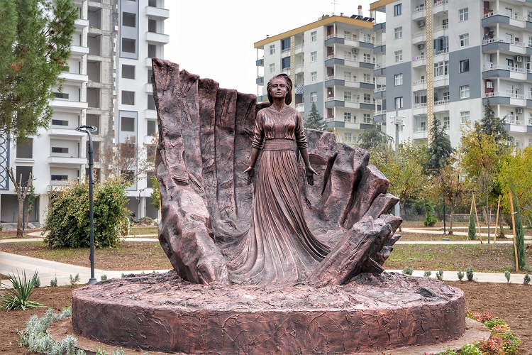 Diyarbakır'daki Parkta 'Kadın Heykeli' Yapıldı İşte Adresi-1