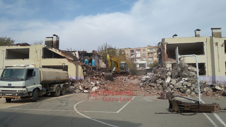 Diyarbakır’daki Tarihi Okulun Bir Kısmı Yıkılıyor
