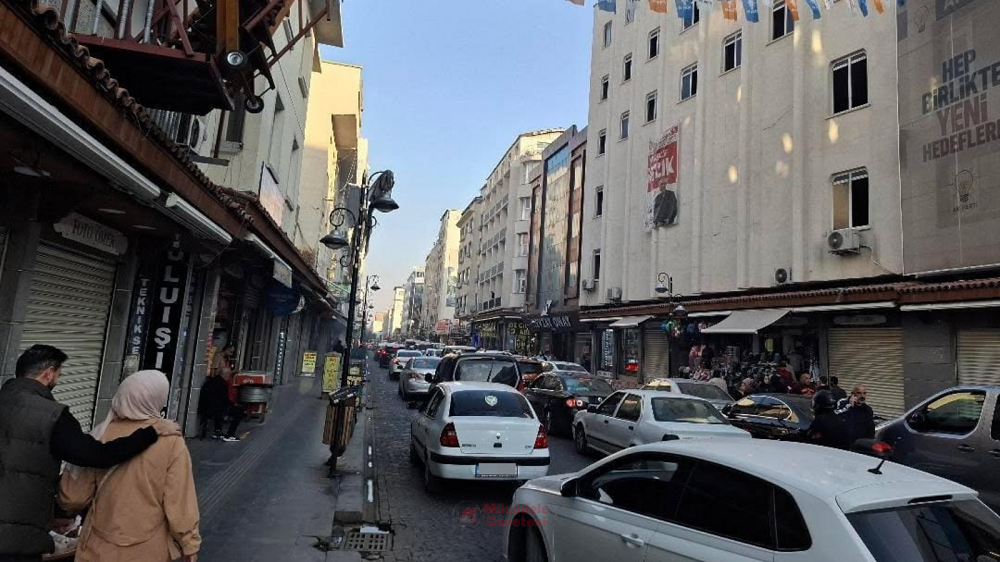 Diyarbakır’ın Sur Ilçesi Dolup Taşıyor Otoparklar Uyarı Veriyor! Araç Trafik