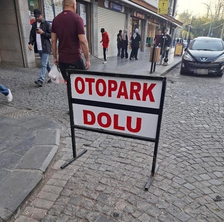 Diyarbakır’ın Sur Ilçesi Dolup Taşıyor Otoparklar Uyarı Veriyor!