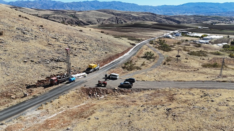 Elazığ’daki Köyün Su Hasreti Sona Erdi 120 Metrede Su Elde Edildi! (1)
