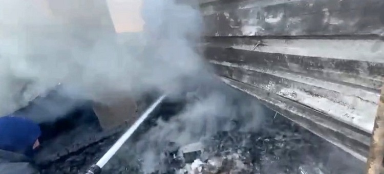 Elazığ’ın Ilçesinde Korkutan Çatı Yangını Çıktı!-1