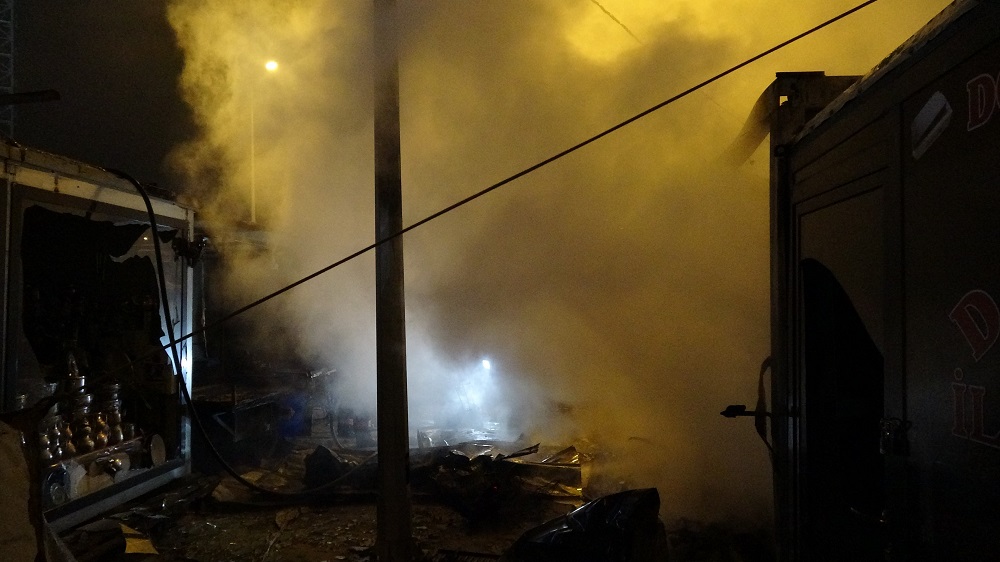 Malatya’da Konteyner Çarşıda Gece Saatlerinde Yangın Çıktı