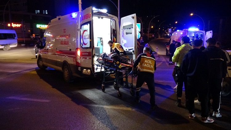 Malatya'da Trafik Kazası 3 Kişi Yaralandı, Sürücü Aracı Bırakıp Kaçtı!! (2)