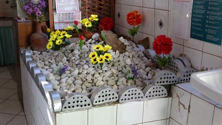 Pide Salonunun Içinde Gizemli Mezar Gelen Yemeğini Yiyor Dua Edip Gidiyor! (1)