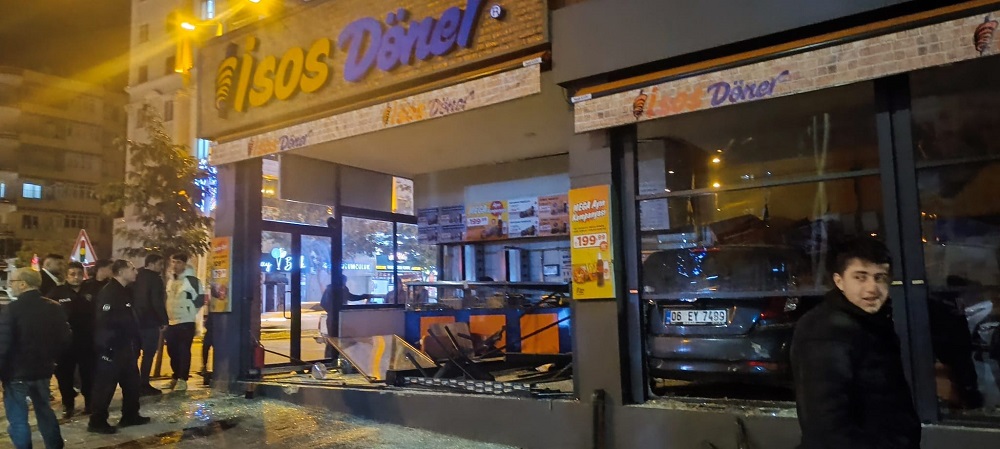 Şanlıurfa’da Bir Otomobil Yeni Açılan Dönerci Dükkanına Daldı (2)