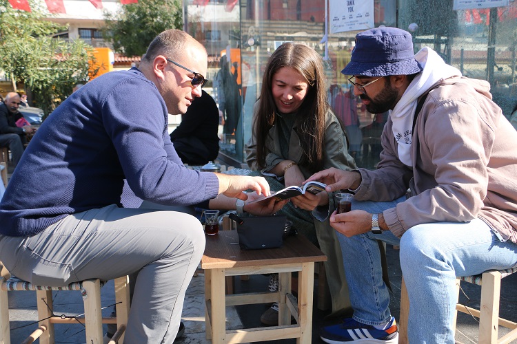Tatile Geldiler Temelli Kaldılar 35 Yıllık Araçlarıyla Diyarbakır’ı Geziyorlar! (1)-1