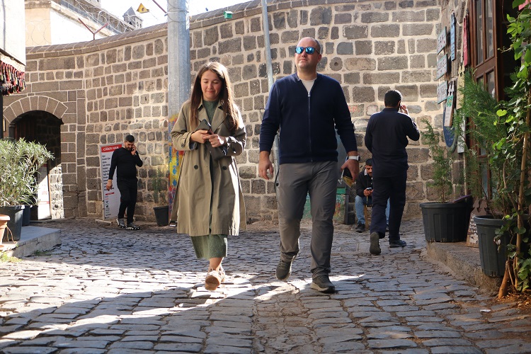 Tatile Geldiler Temelli Kaldılar 35 Yıllık Araçlarıyla Diyarbakır’ı Geziyorlar! (2)