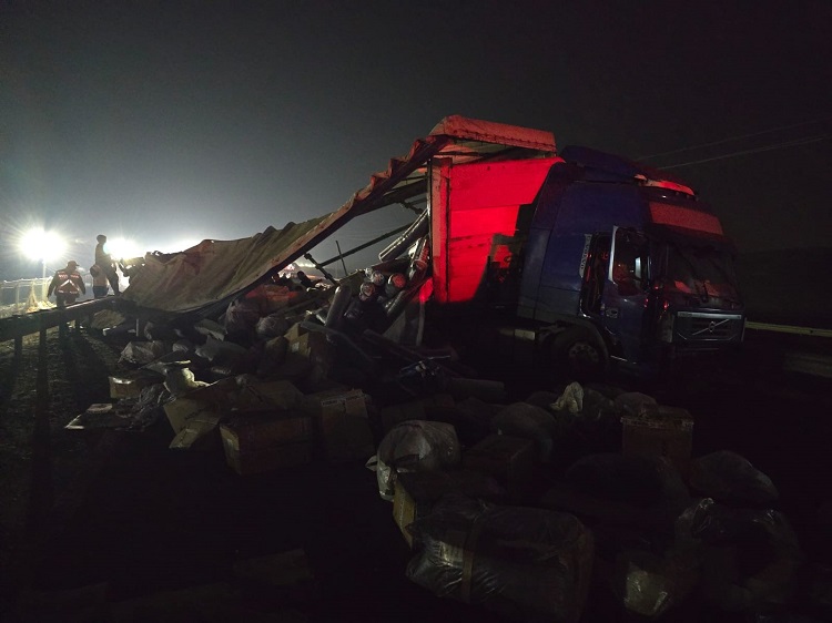 Tir Devrildi Şanlıurfa Diyarbakır Yolu Trafiğe Kapatıldı! (1)