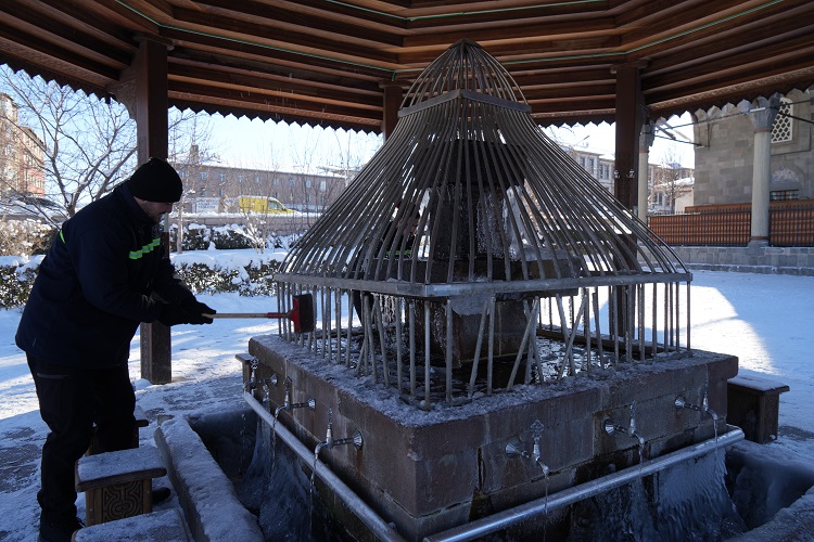 Çeşme Erzurum Buz Tuttu Kar