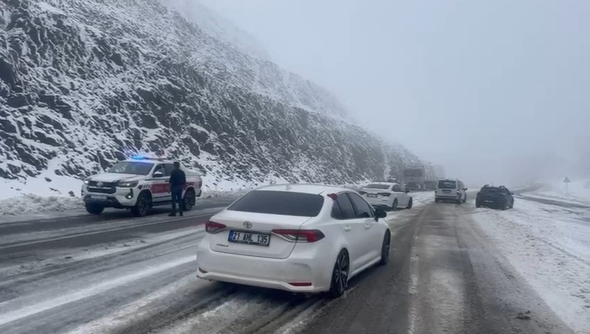Diyarbakır Bingöl Yolu Kar