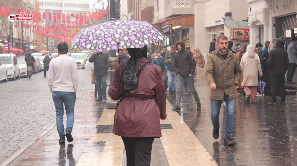 Diyarbakır Yağmur Hava Durumu Yağış Şemsiye Yağmurlu Sağanak Cadde Sokak Kalabalık