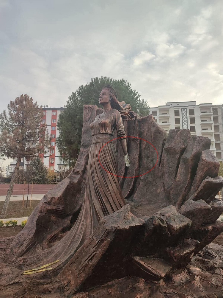Diyarbakır’da Belediyenin Yaptığı Heykele Saldırı Kolu Koparıldı!