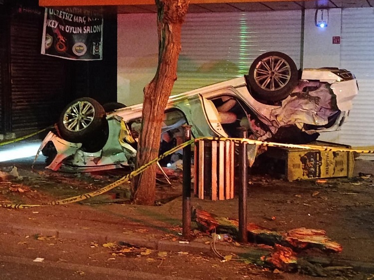 Diyarbakır’da Bir Araç Feci Şekilde Takla Attı Ölü Ve Yaralı Var!-1