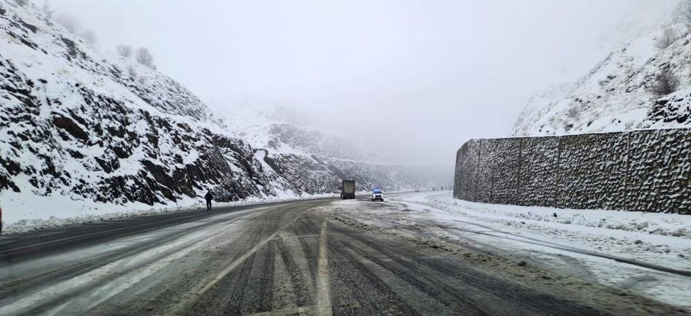 Diyarbakır'da Kar Yağışı Etkili Oldu Araçlar Yolda Kaldı