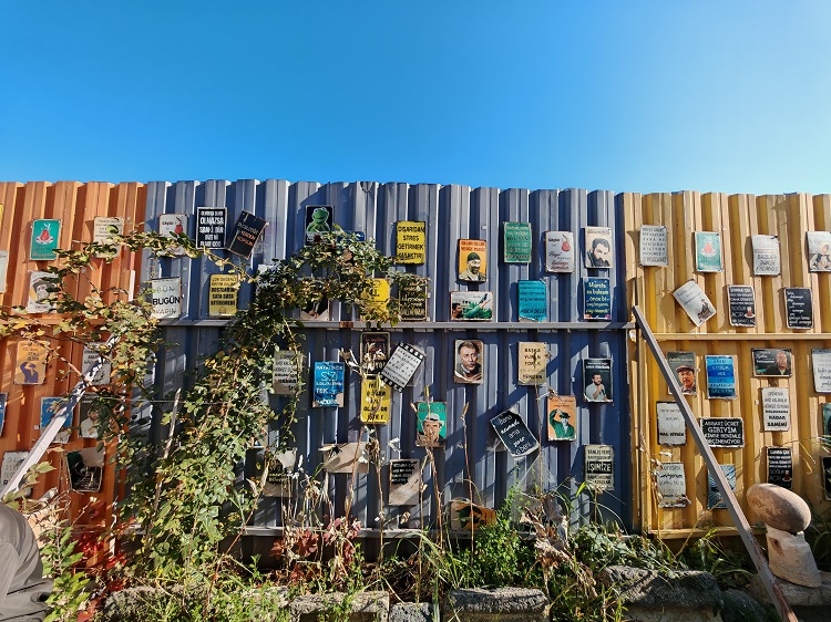 Diyarbakır’daki O Kahve Sokaktan Geçenleri Durdurup, Güldürüyor!-1