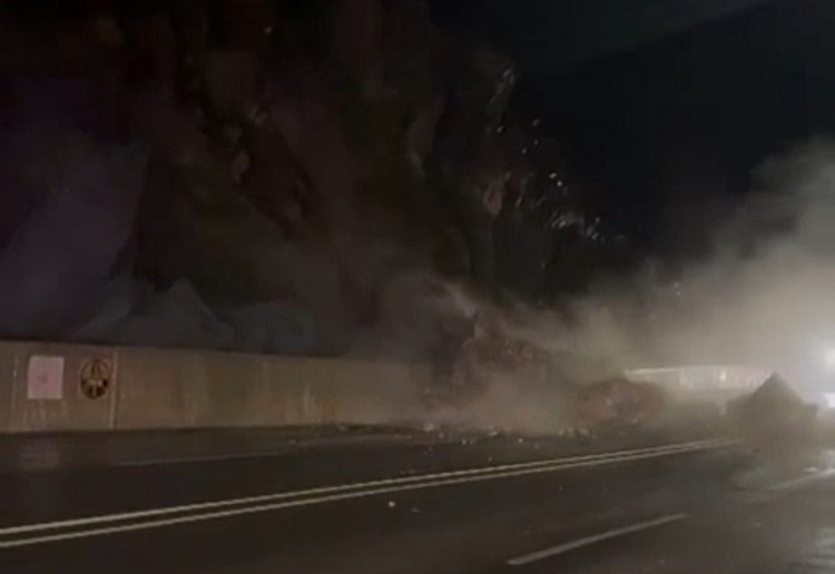 Hakkari Van Arasında Heyelan Oldu Yol Kapandı! (1)