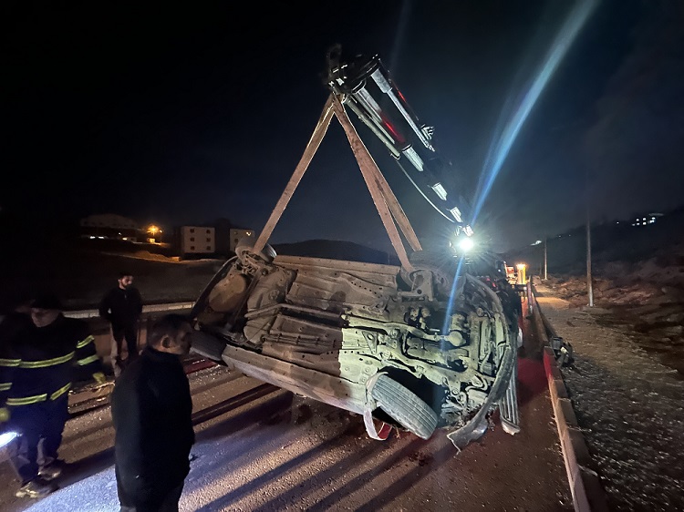 Hakkari’de Bir Otomobil Kanala Düştü Sürücünün Durumu Belli Oldu! (2)