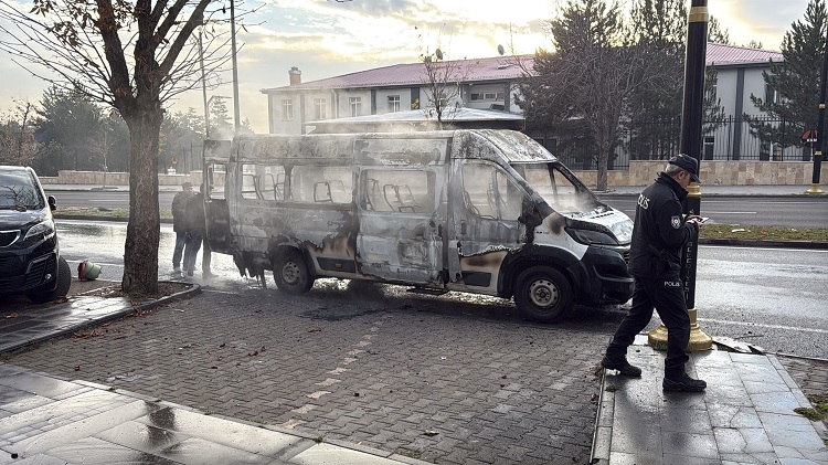 Okul Servisi Küle Döndü Servis Şoförü Çaresizce Izledi! (2)