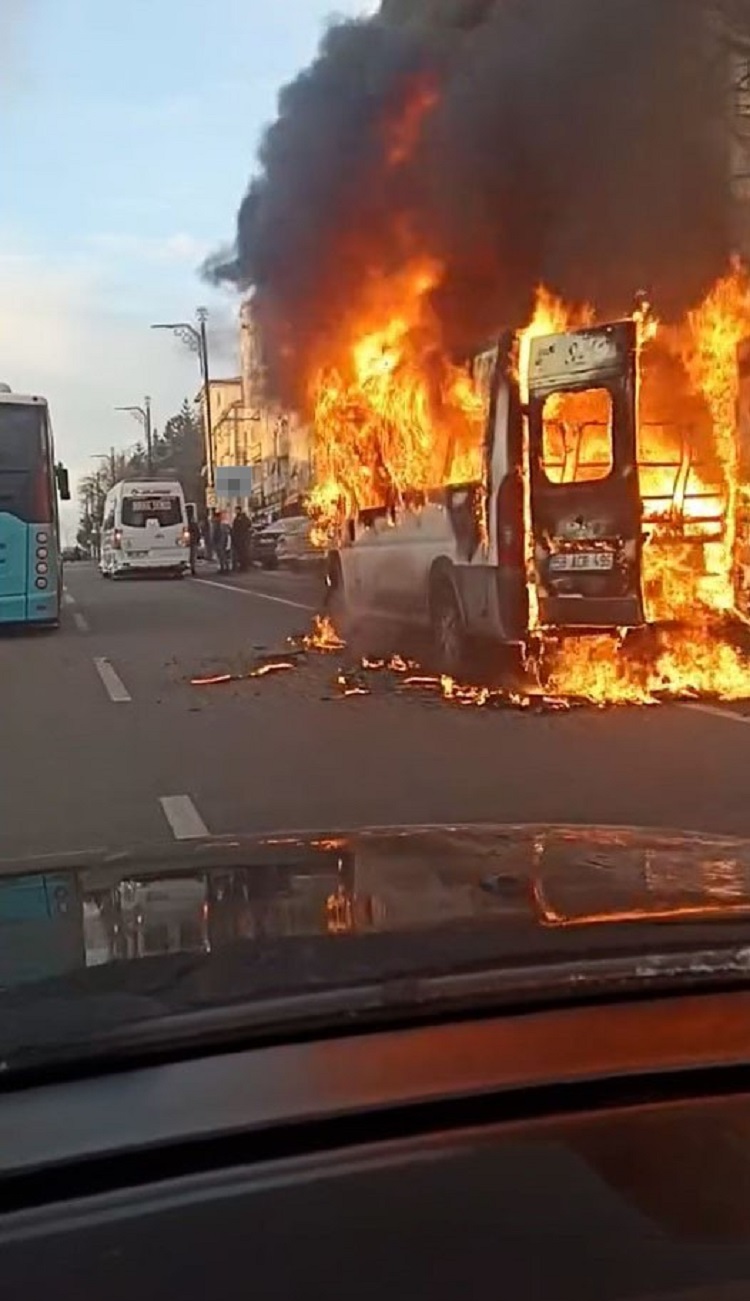 Okul Servisi Küle Döndü Servis Şoförü Çaresizce Izledi! (3)