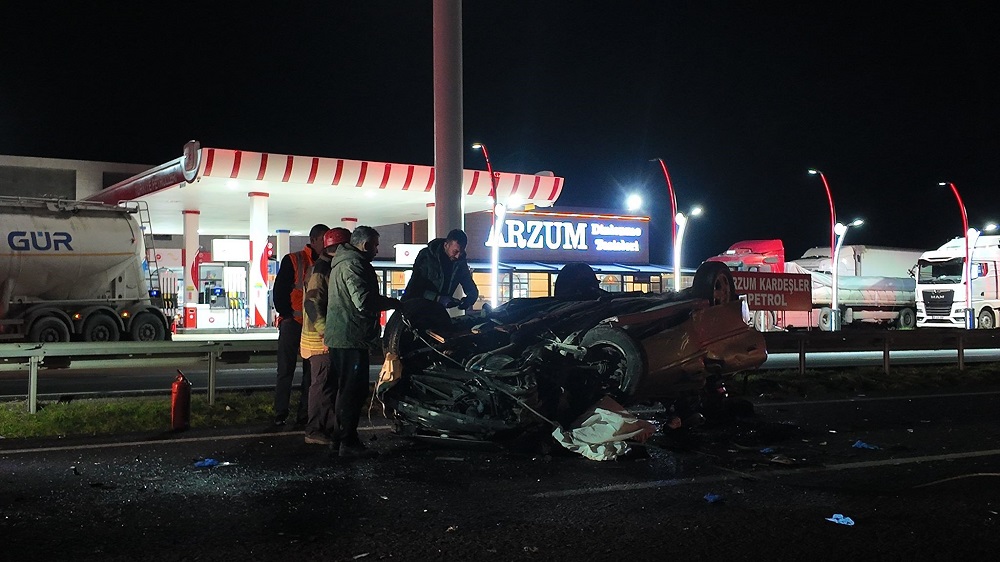 Otomobil Tir’a Çarptı Ölü Ve Çok Sayıda Yaralı Var! (2)