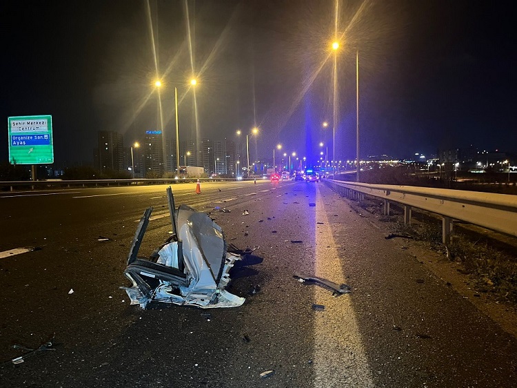 Otomobil Tir’ın Altına Girdi Çok Sayıda Ölü Var! (2)