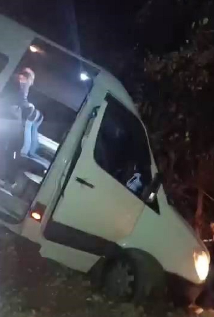 Şarampole Asılı Kaldı