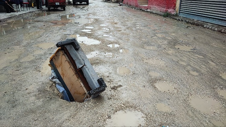 Yol Çöktü Vatandaş Çözümü Kanepe Kolunda Bulundu! (2)