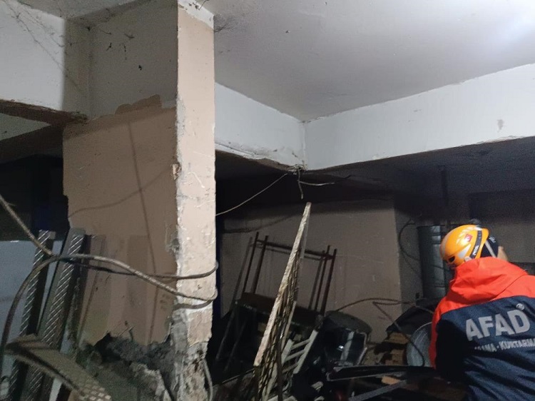 Bir Binanın Kolonu Çatladı İnsanlar Edildi!