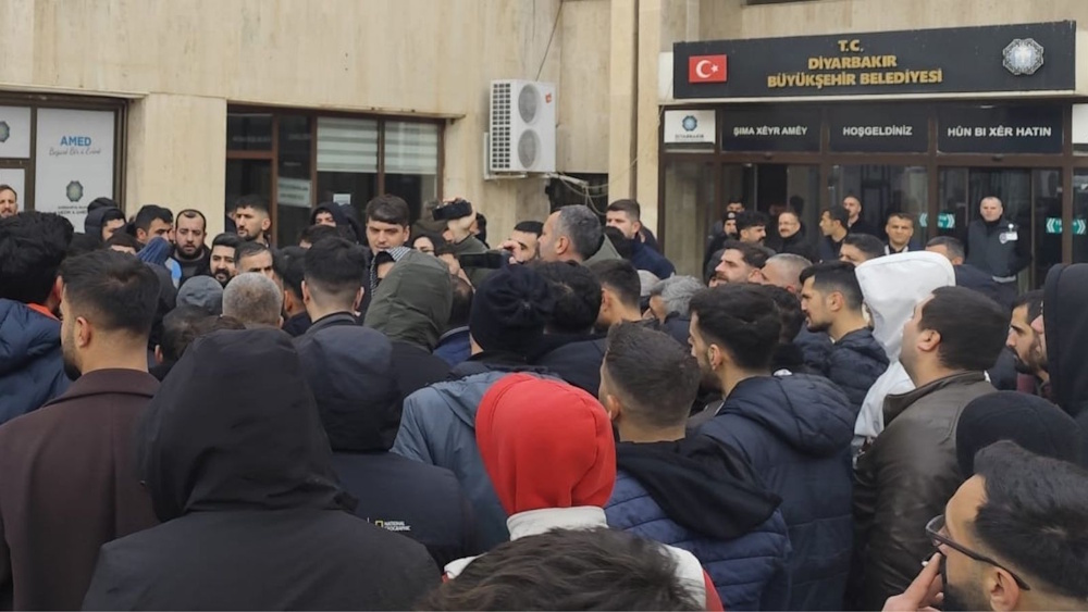 Diyarbakır Büyükşehir Önünde Toplandılar Nedeni Belli Oldu!