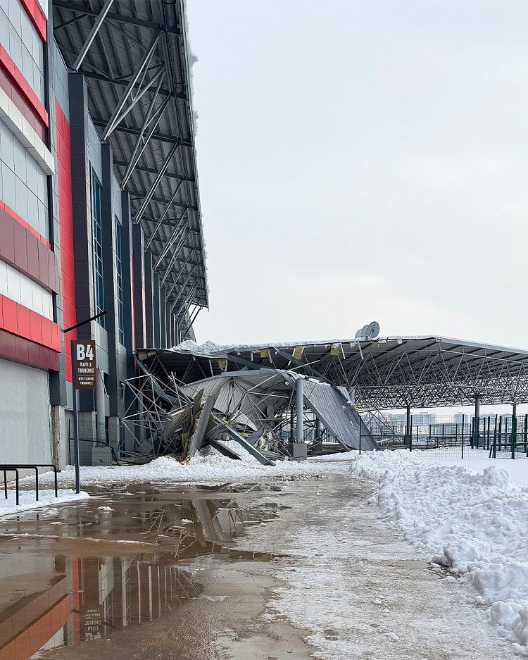 Diyarbakır Stadyumu'nda Kar Tehlikesi Çökme Yaşandı, Facia Önlendi!-1