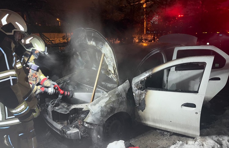 Diyarbakırda Araç Alev Topuna Döndü (2)