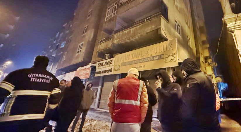 Diyarbakır'da Bir Binanın Kolonu Çatladı İnsanlar Tahliye Edildi!
