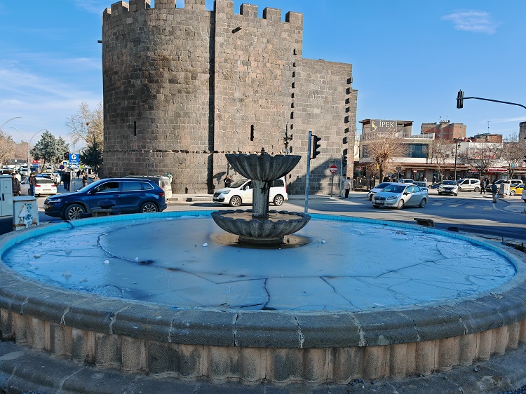 Diyarbakır’da Dondurucu Manzara Dağkapı’daki Süs Havuzu Buz Tuttu!
