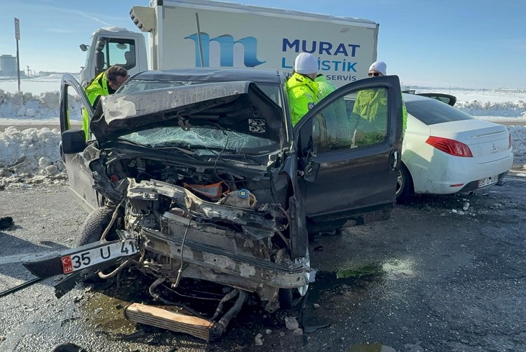 Kar Nedeniyle Araçlar Birbirine Çarpti Hurdaya Döndü