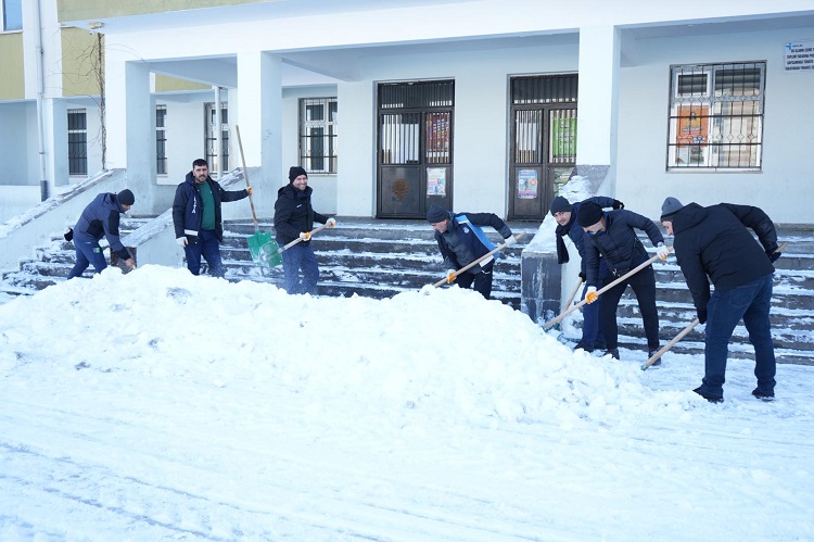 Okul Bahçesi Kar Temizleme Çalışması-1
